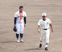 　日大三・三木有造監督（右）に一礼する沖縄尚学・末吉良丞（撮影・中田匡峻）