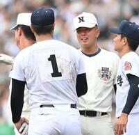　試合後、沖縄尚学・末吉良丞（１）と言葉を交わす日大三・近藤優樹（撮影・西田忠信）