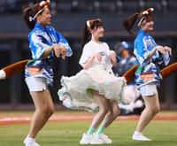 　ファイターズガールときつねダンスを踊るＦＲＵＩＴＳ　ＺＩＰＰＥＲ・櫻井優衣（中央）＝撮影・中島達哉