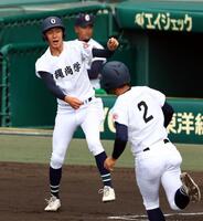 ２回の攻撃で三塁コーチとして走者に指示を出す沖縄尚学・田中（撮影・山口　登）