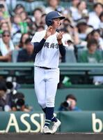 　三塁コーチャーを務める沖縄尚学・田中彪斗（撮影・開出牧）