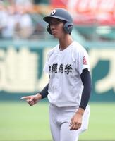 三塁コーチを務める沖縄尚学・田中彪斗＝甲子園（撮影・中田匡峻）