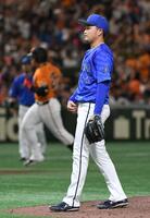 　５回、石田裕は岡本に１０号ソロを打たれる（撮影・佐藤厚）