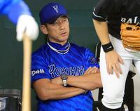 　７回表、試合を見つめる三浦監督