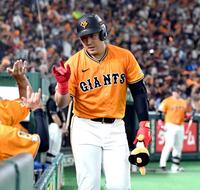 　７回、岡本は２打席連続の１１号ソロを放ち、ベンチにがい旋する（撮影・佐藤厚）