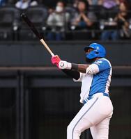 　７回、ソロを放つレイエス（撮影・中島達哉）