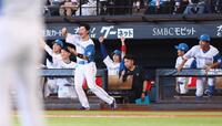 　２回、適時打を放った万波にわきあがる清宮幸（中央左）ら日本ハムナイン（撮影・中島達哉）