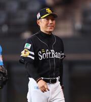 　７回、選手交代を告げ、ベンチに下がる小久保監督（撮影・中島達哉）