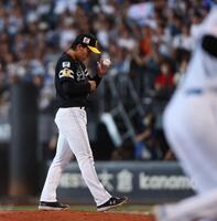 　７回、レイエス（右）にソロを浴びる前田悠（撮影・中島達哉）