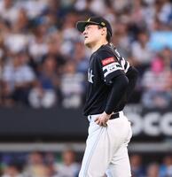 　２回、自らのフィルダースチョイスで満塁となり、首をかしげる有原（撮影・中島達哉）