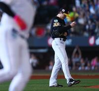 　２回、レイエス（左）に先制ソロを浴び、肩を落とす有原（撮影・中島達哉）