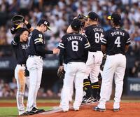 　４回、清宮幸に適時打を許し、マウンドに集まる有原（左から２人目）らソフトバンクナイン（撮影・中島達哉）