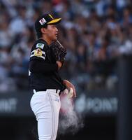 　７回、レイエス、石井にソロを浴び、肩を落とす前田悠（撮影・中島達哉）