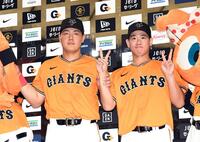 　お立ち台に並ぶ岡本（左）と井上（撮影・佐藤厚）