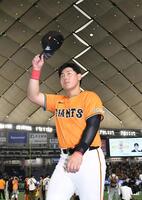 　帽子を上げて歓声に応える岡本（撮影・佐藤厚）