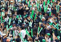 　真喜志拓斗主将の母に声援を送る沖縄尚学応援団（撮影・山口登）