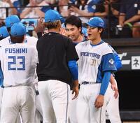 　ナインを迎える柴田（右）＝撮影・中島達哉