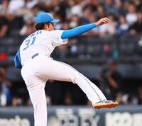 　６回から登板し、力投する柴田（撮影・中島達哉）