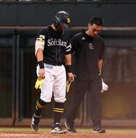 　８回、死球を受け、ベンチに下がる中村（左）＝撮影・中島達哉