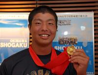　金メダルを手に笑顔を見せる沖縄尚学・末吉良丞（撮影・中田匡峻）
