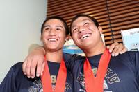 　満面の笑みを見せる沖縄尚学・新垣有絃（左）と末吉良丞（撮影・中田匡峻）