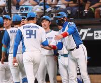 　ナインを迎える新庄監督（右）＝撮影・中島達哉