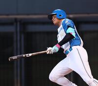 　２回、適時打を放つ万波（撮影・中島達哉）