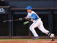 　４回、中前に適時打を放つ清宮幸（撮影・中島達哉）