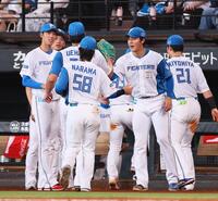 　８回、好救援をみせた上原（中央奥）を迎える柴田（右から２人目）ら日本ハムナイン（撮影・中島達哉）