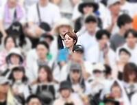 　左翼席で観戦する今井絵理子参院議員（撮影・中田匡峻）　※画像の一部を加工しています