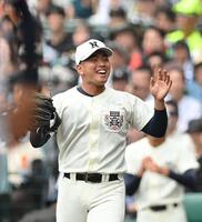 　７回、沖縄尚学・伊波槙人の死球判定に苦笑いする日大三・近藤優樹（撮影・西田忠信）