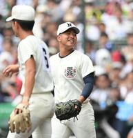 　７回、沖縄尚学・伊波槙人の死球判定に苦笑いする日大三・近藤優樹（撮影・西田忠信）