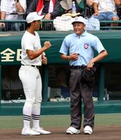 　７回、沖縄尚学・伊波槙人をめぐり、前坂球審にアピールする日大三・永野翔成（左）＝撮影・山口登