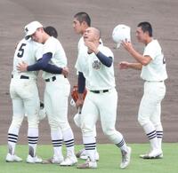 　準優勝に終わり、涙を流す日大三・近藤優樹（中央）（撮影・中田匡峻）