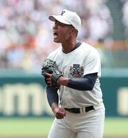 　８回を投げ終え、絶叫する日大三・近藤優樹（撮影・中田匡峻）