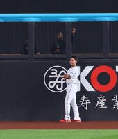 　試合前、モイネロ（奥）と談笑する伊藤（撮影・中島達哉）