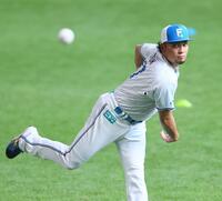 　調整する伊藤（撮影・中島達哉）