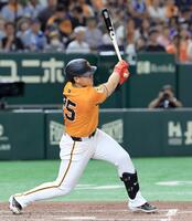 　５回、岡本が左越えに先制ソロを放つ