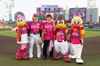 　セレモニアルピッチを務めた八乙女光（中央）と捕手役の楽天・宗山塁内野手（中央左）らと記念撮影（楽天野球団提供）