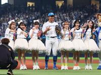 　有薗（中央）と記念撮影に応じるＦＲＵＩＴＳ　ＺＩＰＰＥＲ（撮影・中島達哉）