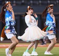 　ファイターズガールときつねダンスを踊るＦＲＵＩＴＳ　ＺＩＰＰＥＲ・櫻井優衣（中央）＝撮影・中島達哉