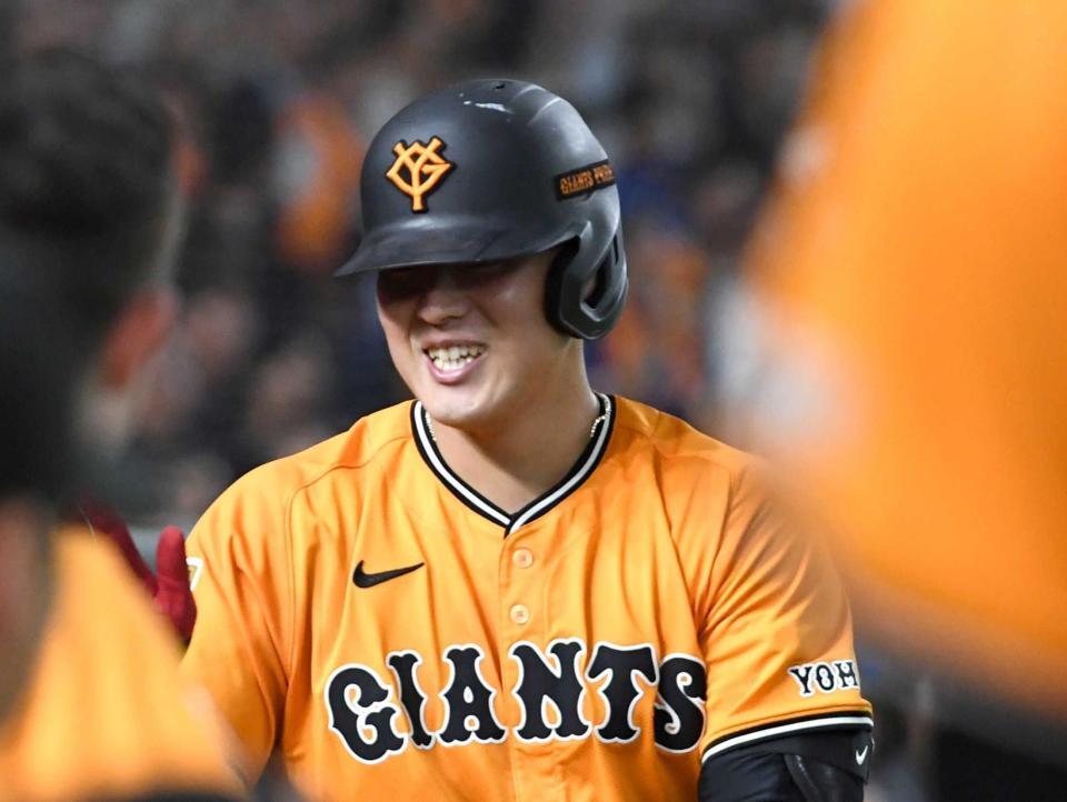 　３回、ソロを放ち、笑顔を見せる岡本