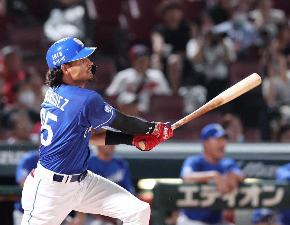 　１１回、中前に勝ち越し適時打を放つロドリゲス
