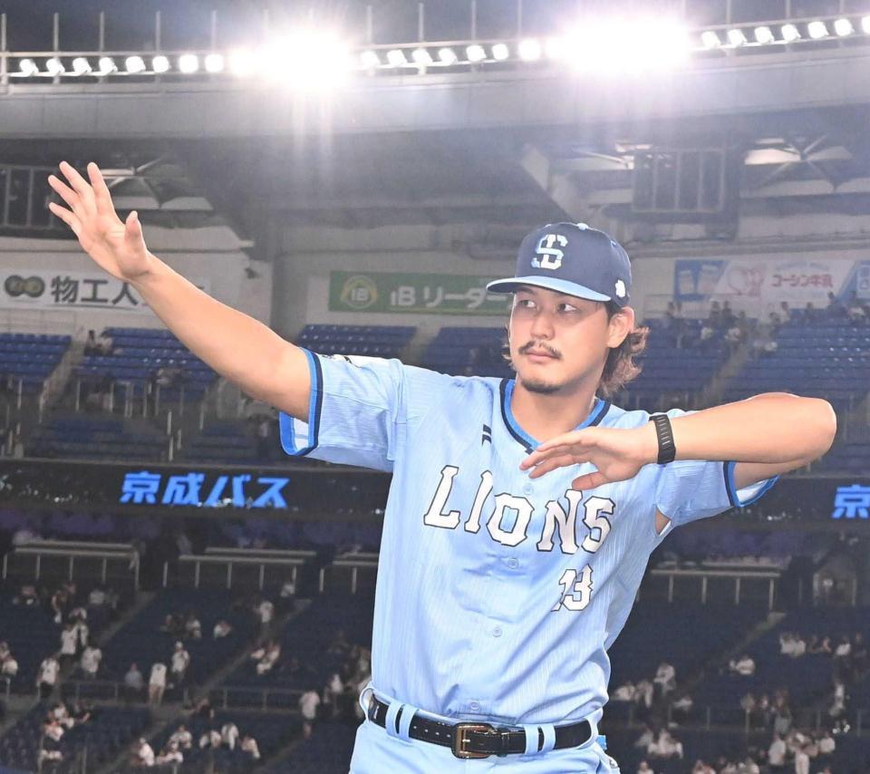 　ファンに声援に応える高橋