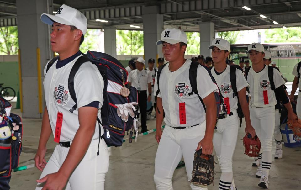 　球場入りする日大三ナイン（撮影・中田匡峻）