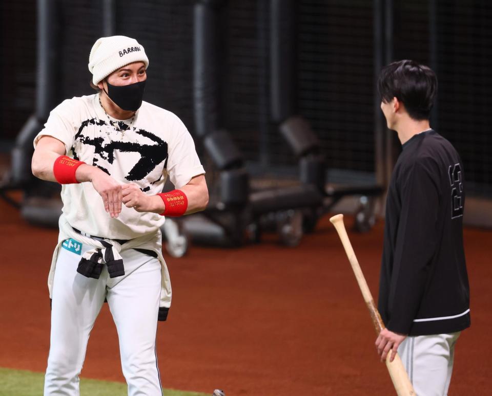 　試合前、周東（右）と談笑する新庄監督＝２２日