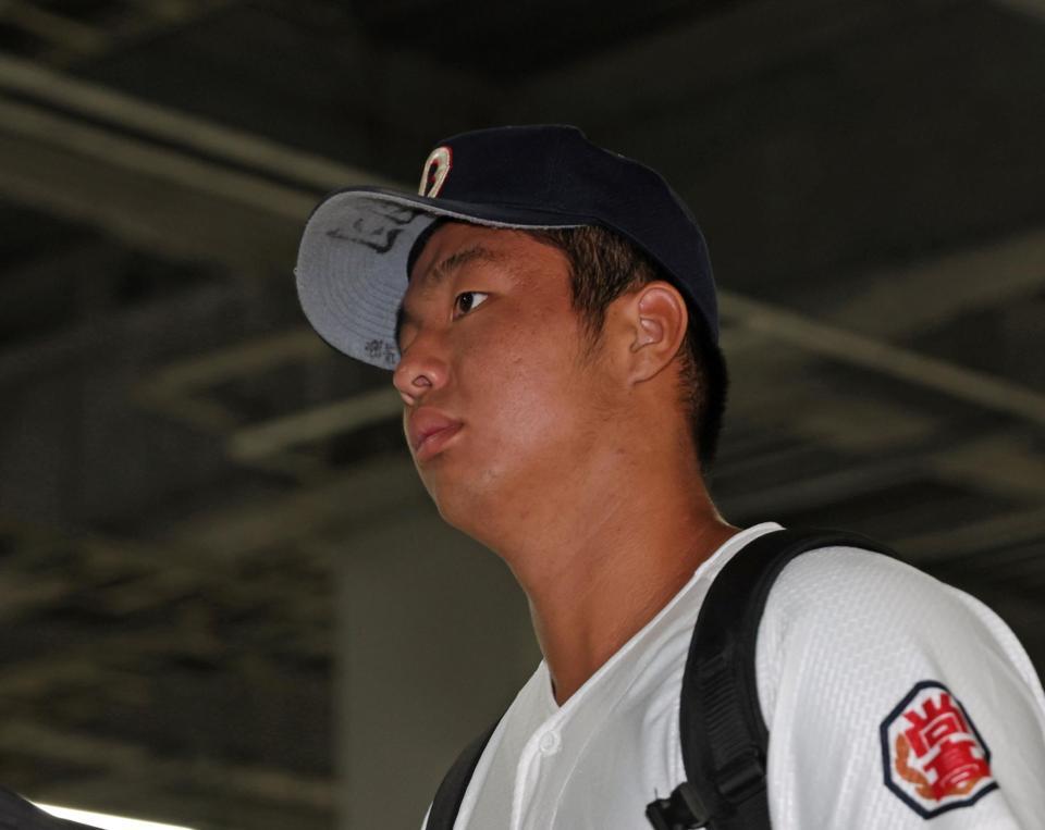 　球場入りする沖縄尚学・末吉良丞（撮影・中田匡峻）