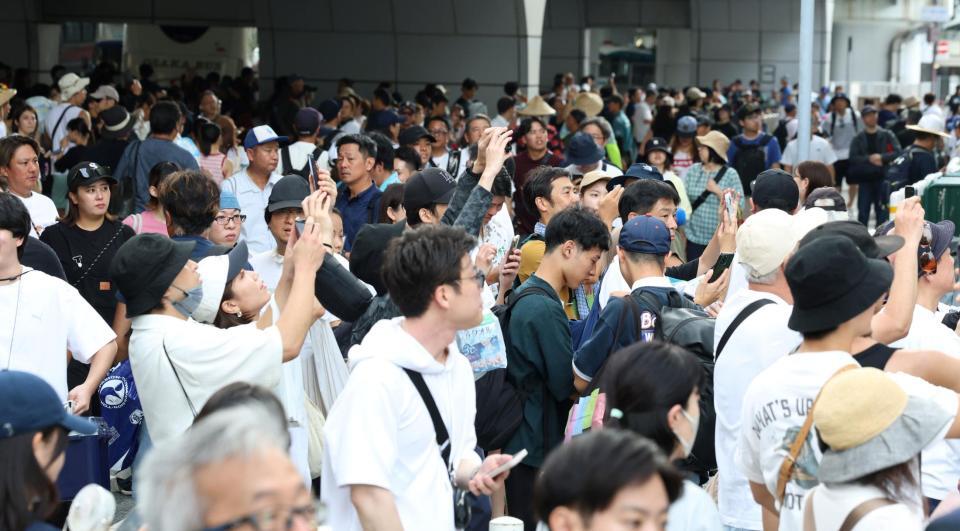 　開門し、多くのファンが球場に向かって歩く（撮影・中田匡峻）