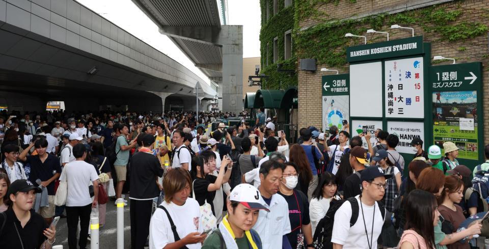 　開門し、多くのファンが球場に向かって歩く（撮影・中田匡峻）