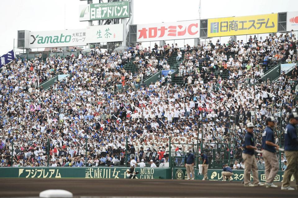 　沖縄尚学にエールを送る日大三応援団（撮影・西田忠信）